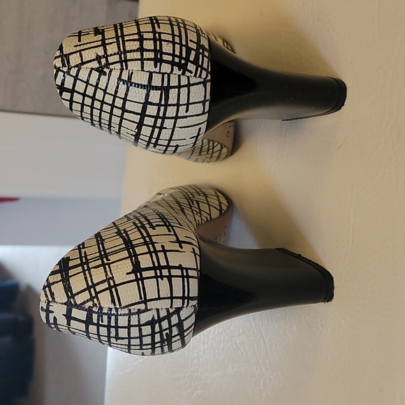 La Diva black and white peep toe heels, sz 38, fits like 7.5US - Picture 3 of 8